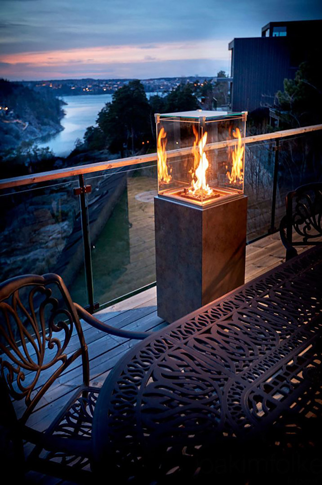 Outdoor-Feuersäule auf Terrasse bei Dämmerung – Grillwelt Feuerhaus Kalina